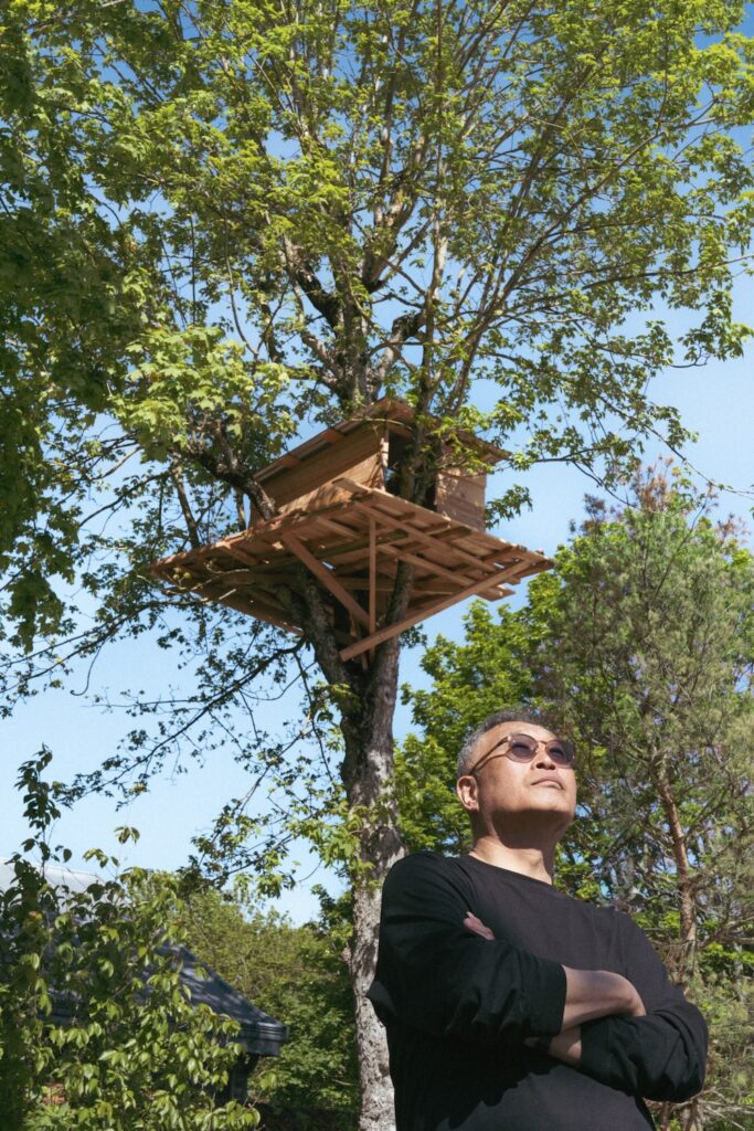 Tadashi Kawamata artiste engagé pour l’environnement et la nature. Ici avec Ruinart
