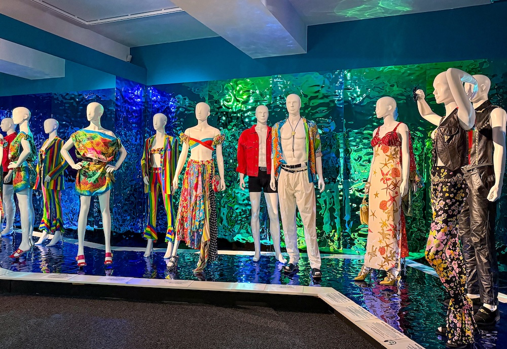Retrospective Gianni Versace, une explosion de couleurs