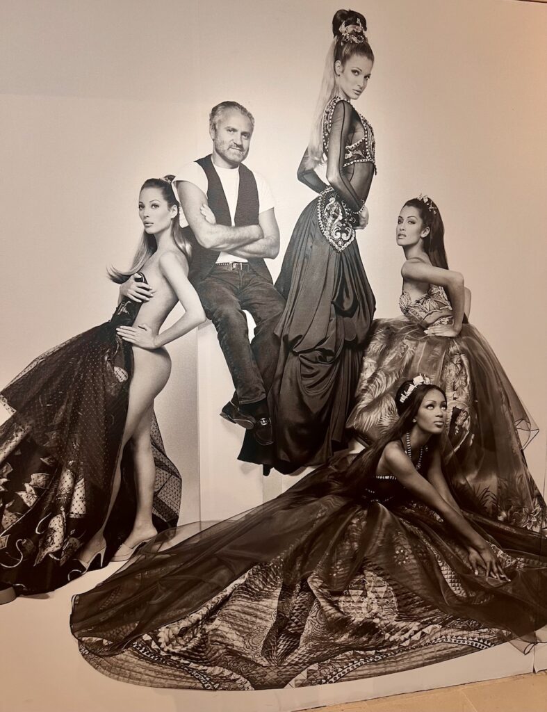 Les plus grands top models des nineties ont défilé et posé pour et avec le grand couturier Gianni Versace
