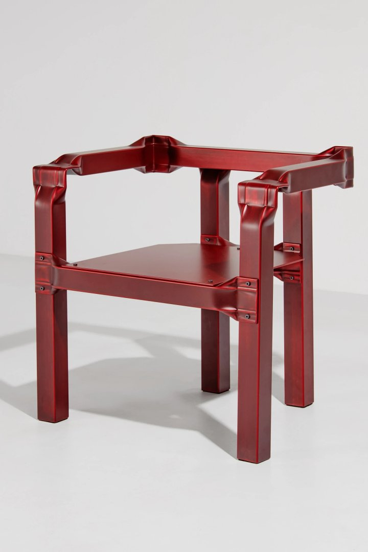 Le métal plié et courbé donne naissance à un mobilier essentiel
