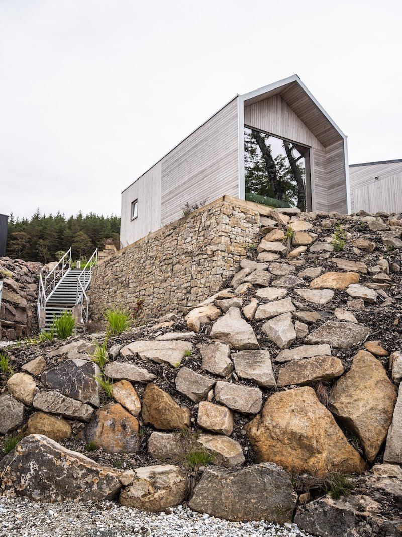 a contemporary take on the scottish bothy on the isle of raasay 2