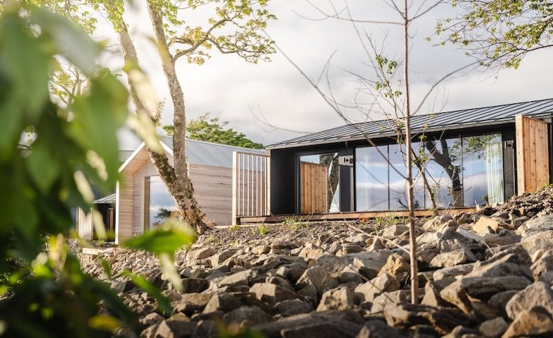a contemporary take on the scottish bothy on the isle of raasay 4