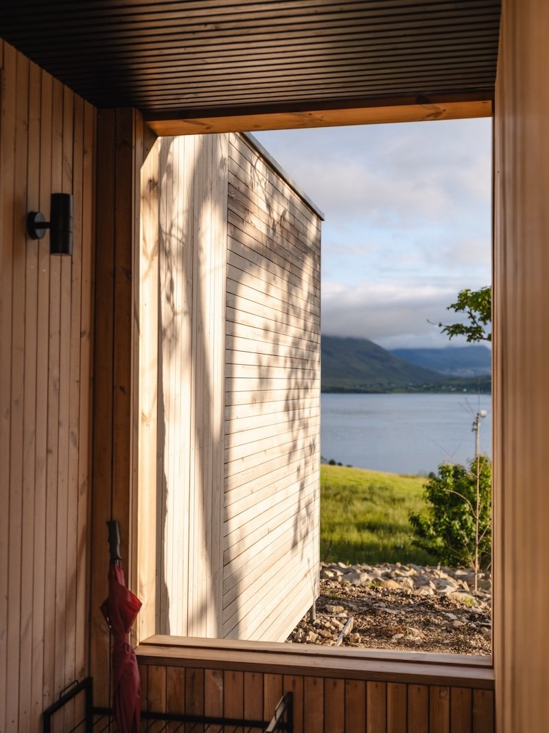 a contemporary take on the scottish bothy on the isle of raasay 5