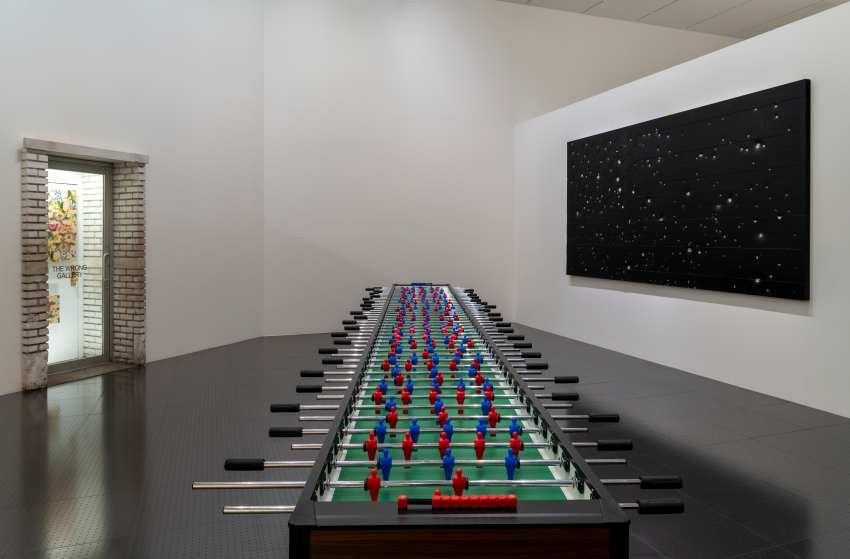 Maurizio Cattelan, The Wrong Gallery, 2025, Stadium, 1991 et Morning, 2021. Courtesy Maurizio Cattelan’s Archive. Photo: © Centre Pompidou-Metz / Marc Domage / 2025 / Exposition Dimanche sans fin.