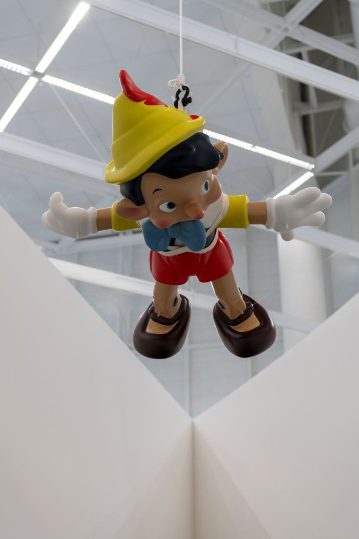 Maurizio Cattelan, Daddy, Daddy, 2008. Courtesy Maurizio Cattelan’s Archive. Photo: © Centre Pompidou-Metz / Marc Domage / 2025 / Exposition Dimanche sans fin