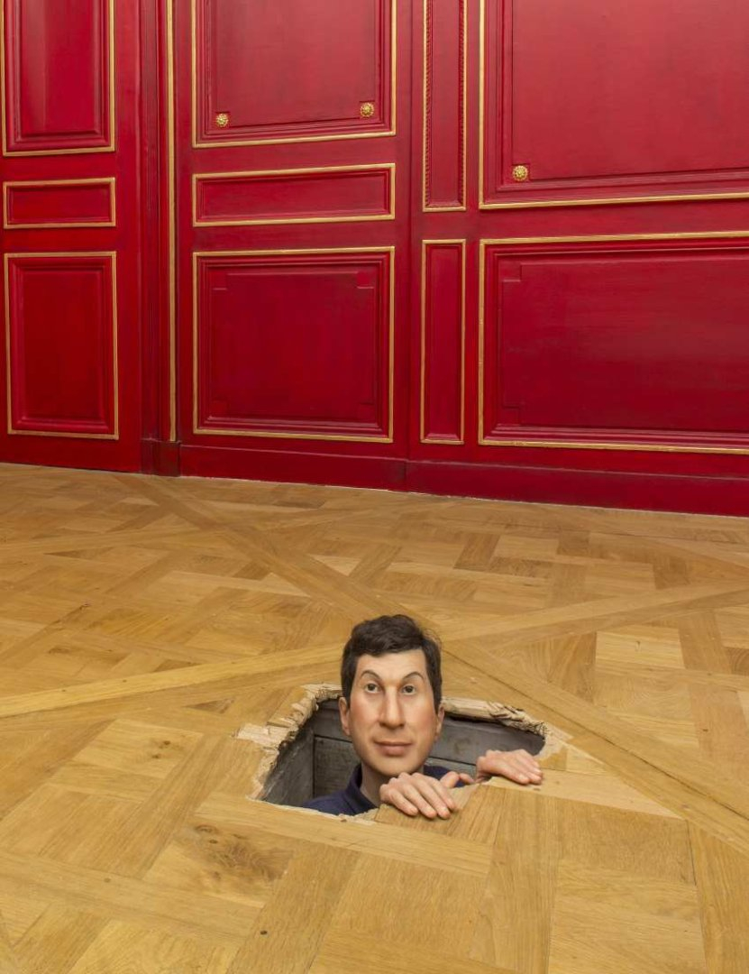 Maurizio Cattelan, Sans titre, 2001, mannequin en cire et cheveux naturels, 150 x 60 x 40 cm, collection privée. ©Zeno Zotti. ©Maurizion Cattelan