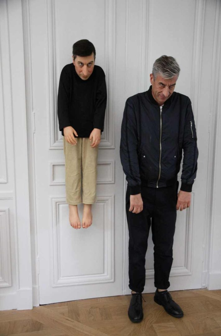 L’air narquois de ce « mini-Cattelan » accroché au mur, Sans titre (2000), a surpris les visiteurs de la Monnaie de Paris ©GINIES/SIPA. ©Maurizion Cattelan