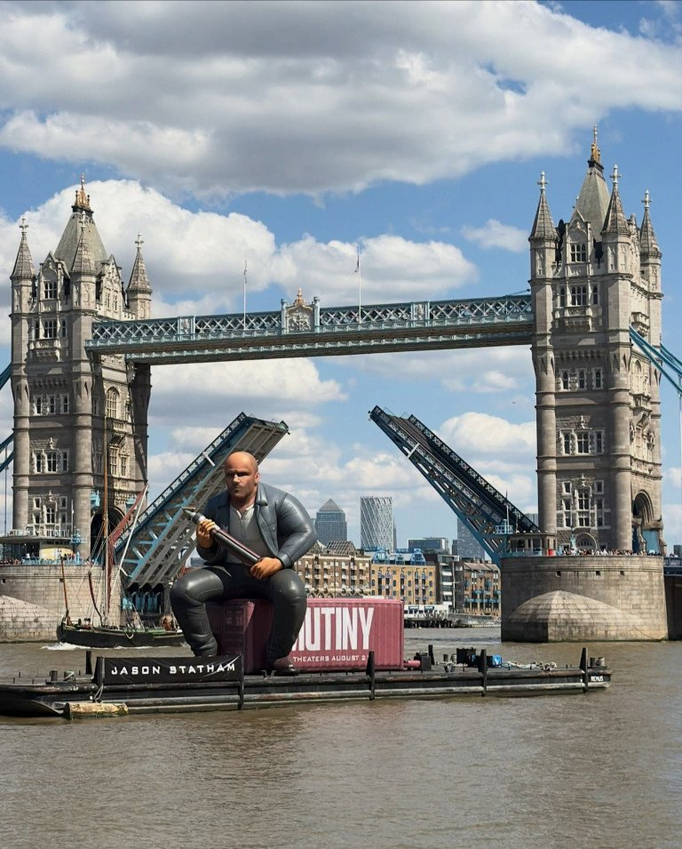 Sculpture gonflable de neuf mètres à l’effigie de Jason Statham, assise sur une barge devant Tower Bridge