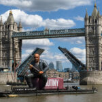 Sculpture gonflable de neuf mètres à l’effigie de Jason Statham sur une barge devant Tower Bridge
