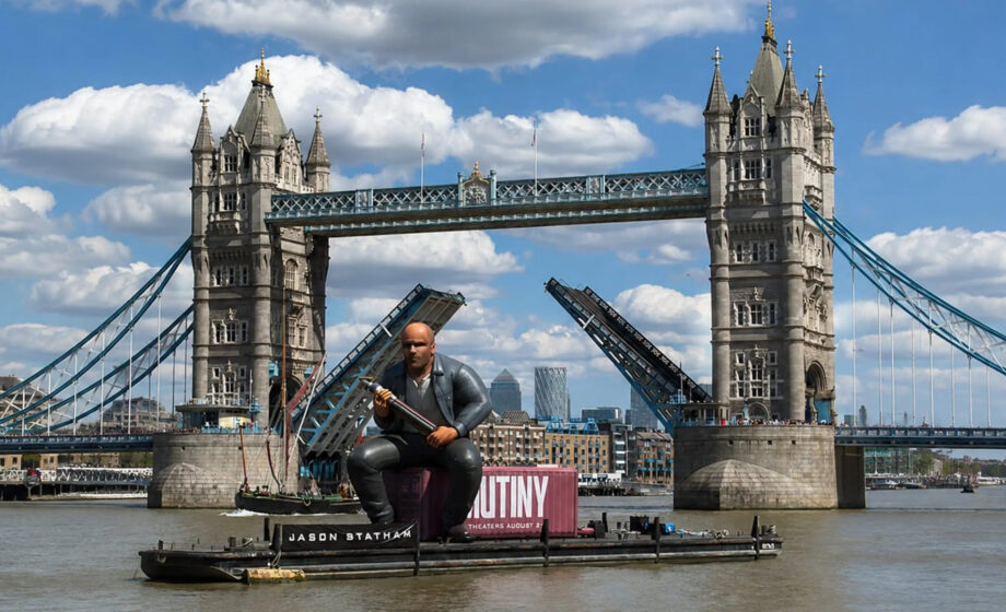 Sculpture gonflable de neuf mètres à l’effigie de Jason Statham sur une barge devant Tower Bridge