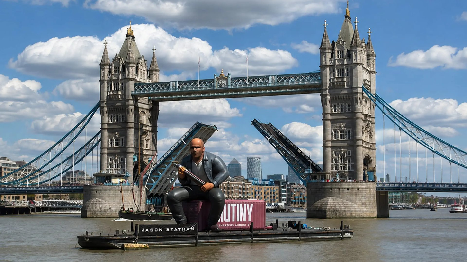 Sculpture gonflable de neuf mètres à l’effigie de Jason Statham sur une barge devant Tower Bridge