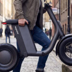 Ce deux-roues électrique pliable vous suit jusqu'à l'étage : la mobilité urbaine réinventée