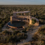 Béton teinté : une villa sculpturale aux reflets marins