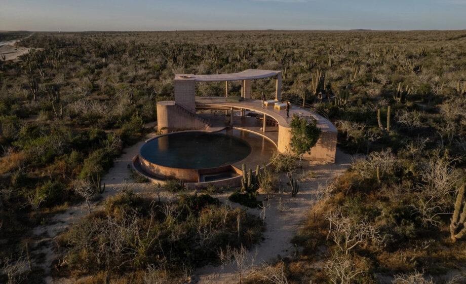Béton teinté : une villa sculpturale aux reflets marins