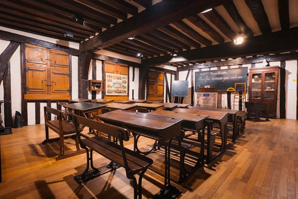 Reconstitution d’une salle de classe sous la IIIe République présentée dans le parcours permanent du musée national de l’éducation à Rouen