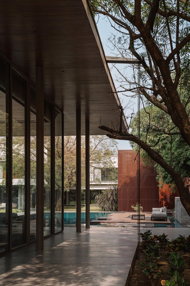En Inde, un pavillon plongé dans l’eau réinvente l’ombre urbaine