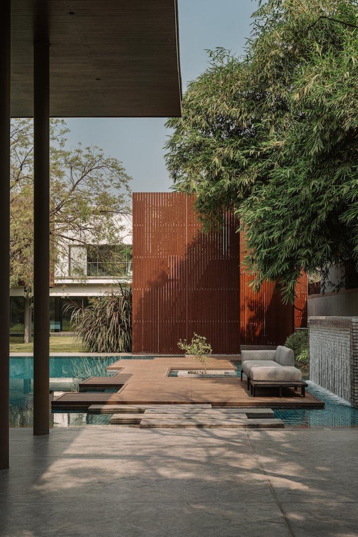 En Inde, un pavillon plongé dans l’eau réinvente l’ombre urbaine