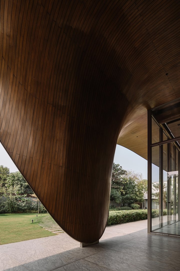 En Inde, un pavillon plongé dans l’eau réinvente l’ombre urbaine