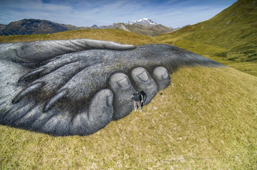 L'oeuvre de Saype se découvre vue du ciel, notamment depuis un drone. © Saype