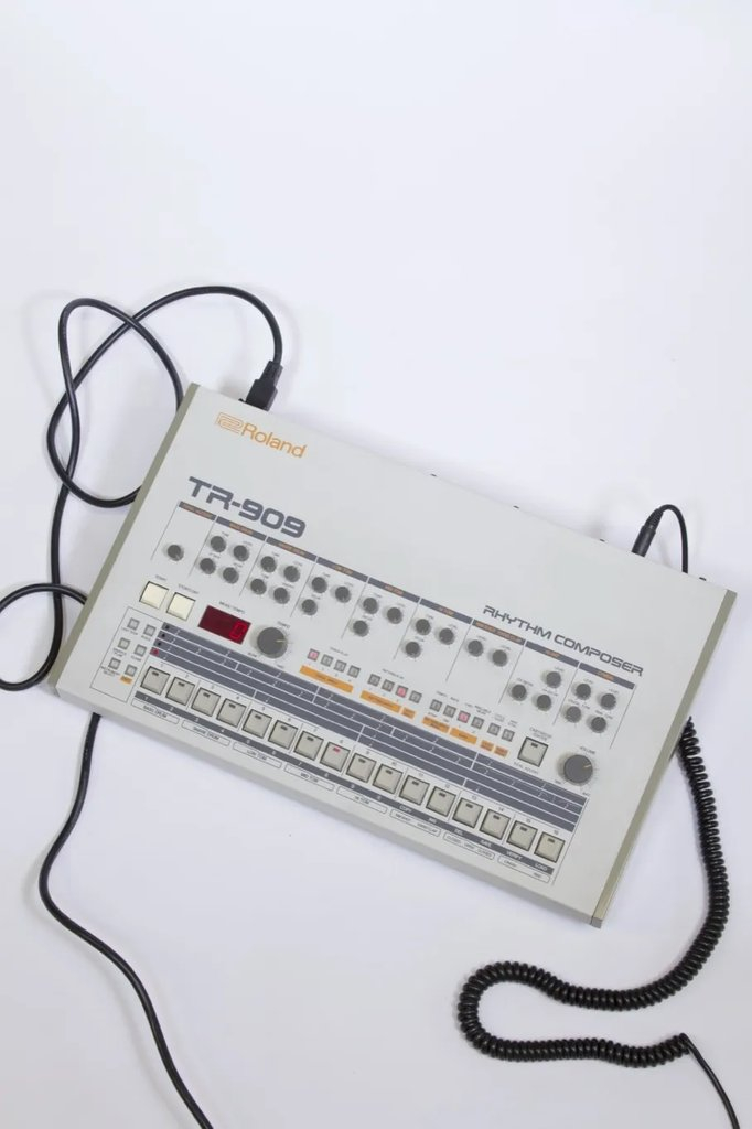 Gros plan sur une boîte à rythme TR-909.