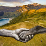 Saype réalise une fresque géante de 2000 m² sur l'herbe des sommets pour Brad Pitt