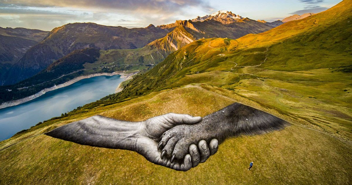 Saype réalise une fresque géante de 2000 m² sur l'herbe des sommets pour Brad Pitt