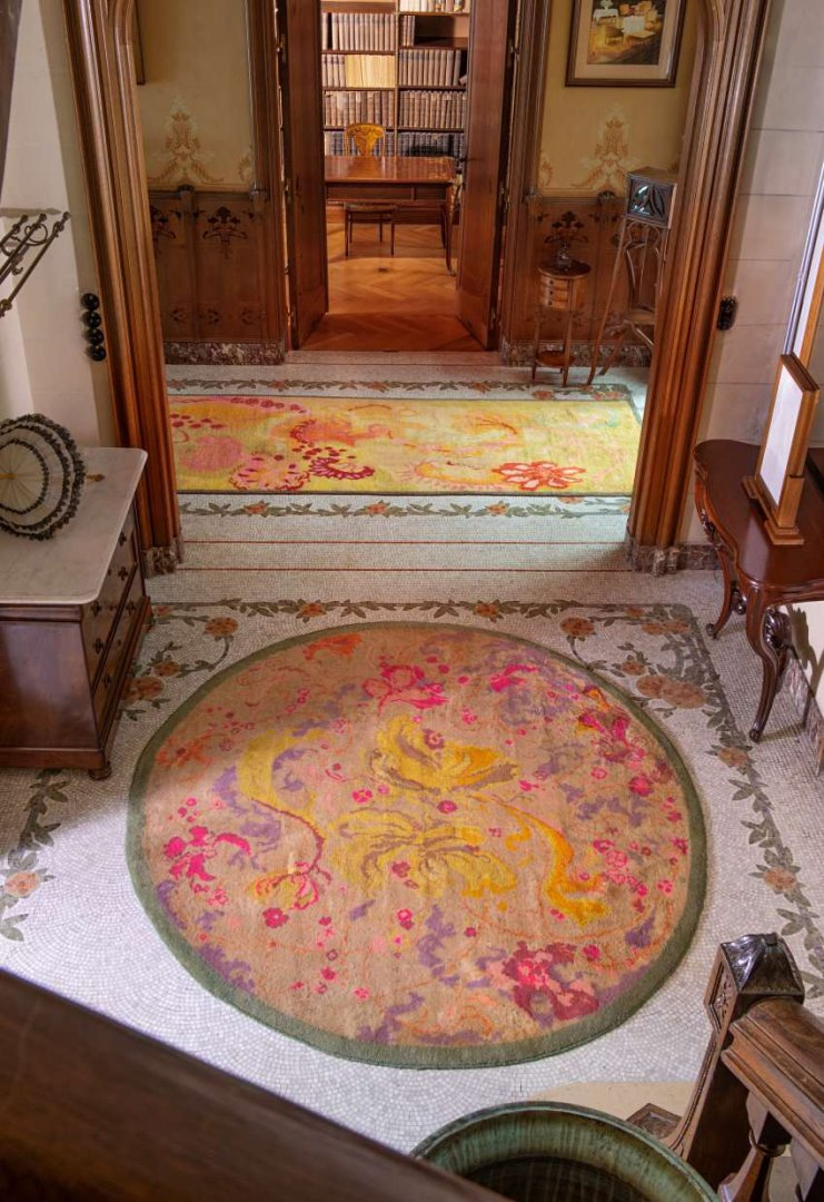 Gustave Fayet (dessin) et atelier de la Dauphine (réalisation), tapis pour le vestibule de la maison Léon Losseau, 1922-1925, laine, d. 255 cm, Mons, maison Losseau. © Fondation Louis Vuitton/Nicolas Matheus/Visuel de presse.