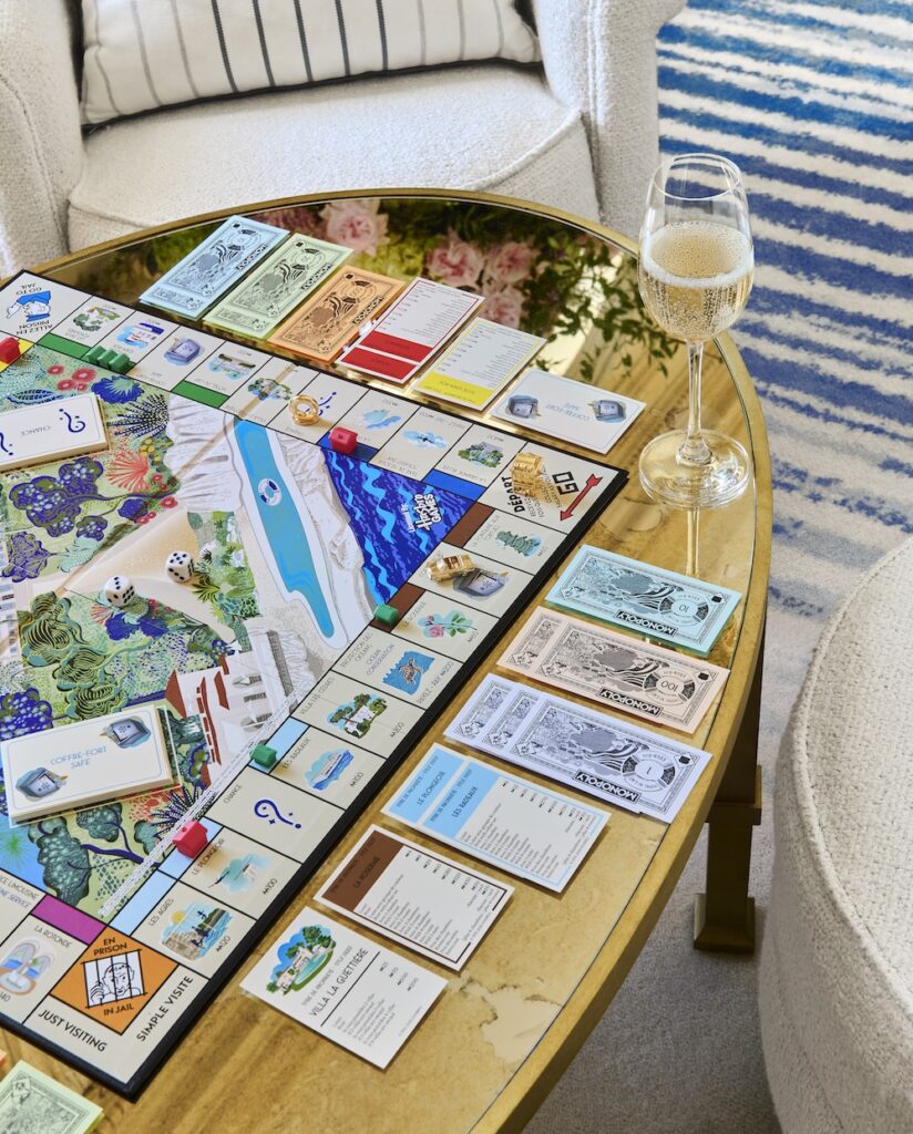 Jouer au monoply de l’Hôtel du Cap Eden Roc avec une coupe de champagne