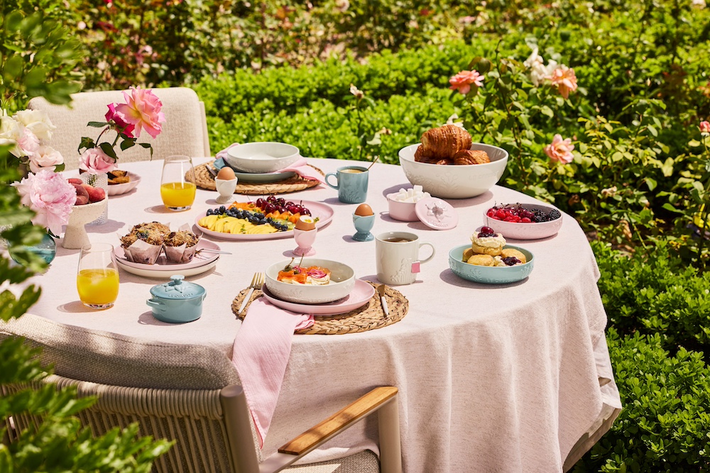 La table est dressée. pour un dejeuner qou la charmille