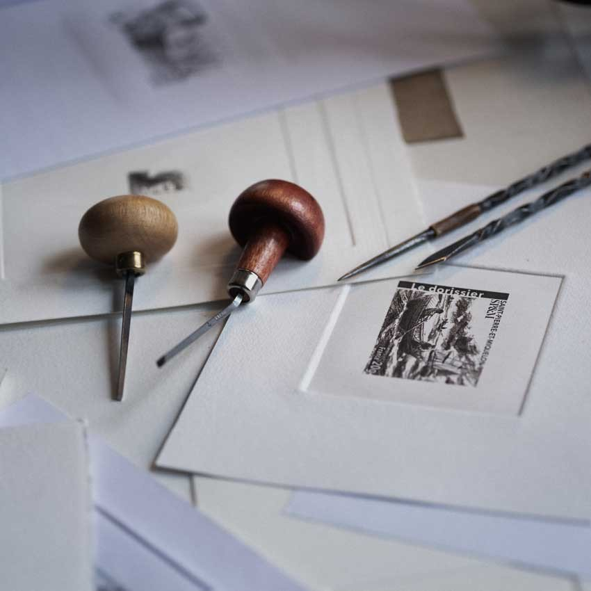 Burins et &eacute;preuves grav&eacute;es en taille-douce, Atelier de Sophie Beaujard, 2025. &copy; Mus&eacute;e de la Poste / la Poste &ndash; Paris 2025 / Sophie Br&auml;ndstr&ouml;m / Signatures.