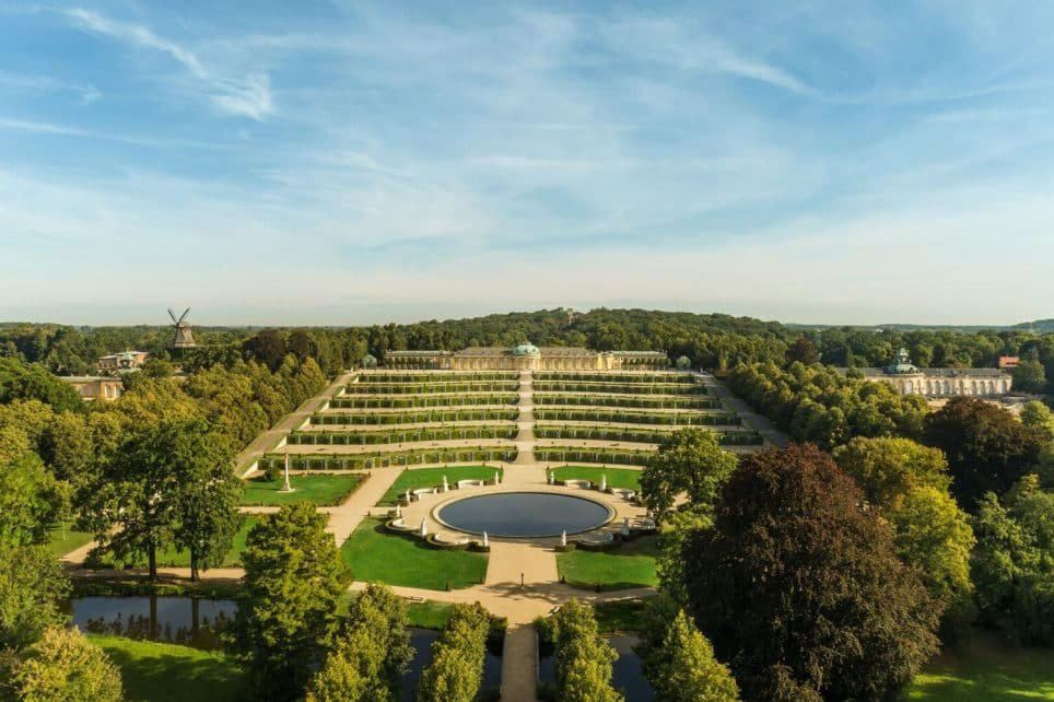 Vue sur la fontaine et les terrasses du Parc Sans-Souci &agrave; Potsdam