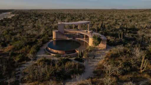 Béton teinté : une villa sculpturale aux reflets marins