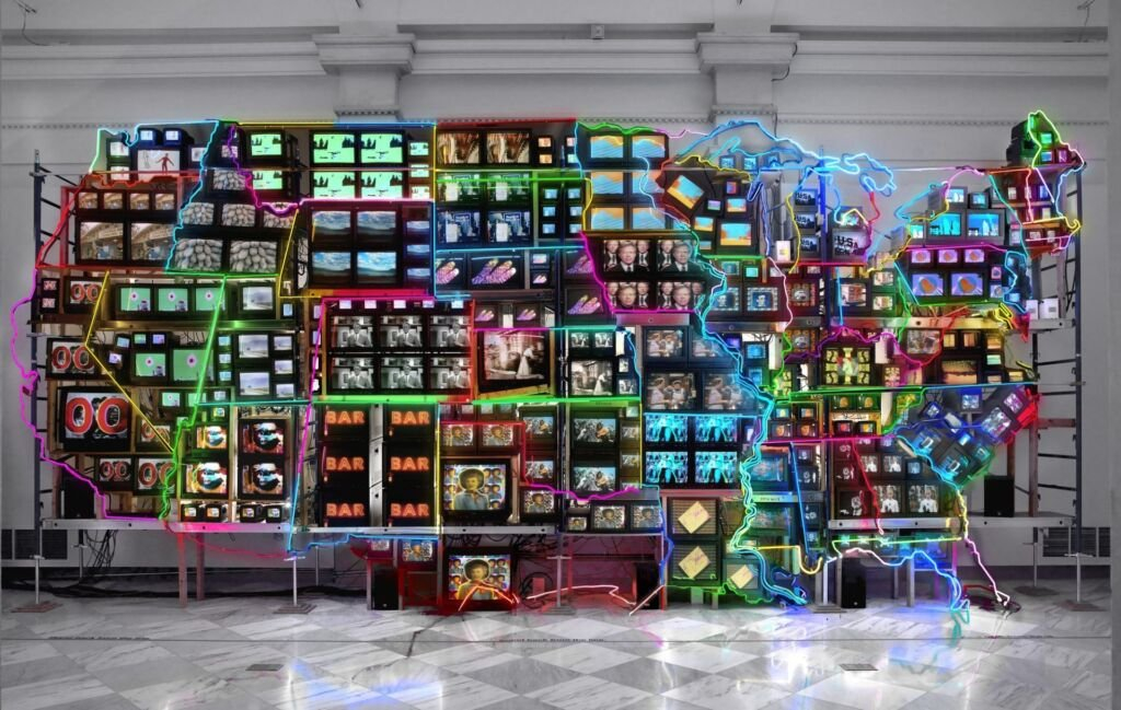 Installation artistique composée de vidéos reproduisant la carte des États-Unis.